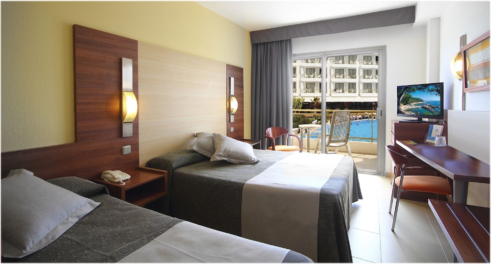 Premium Quadruple Room, Pool View (2+2) - Photo 3
