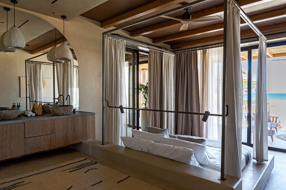 Cicada Suite Gym, Private Pool & Hot Tub, Sea Front