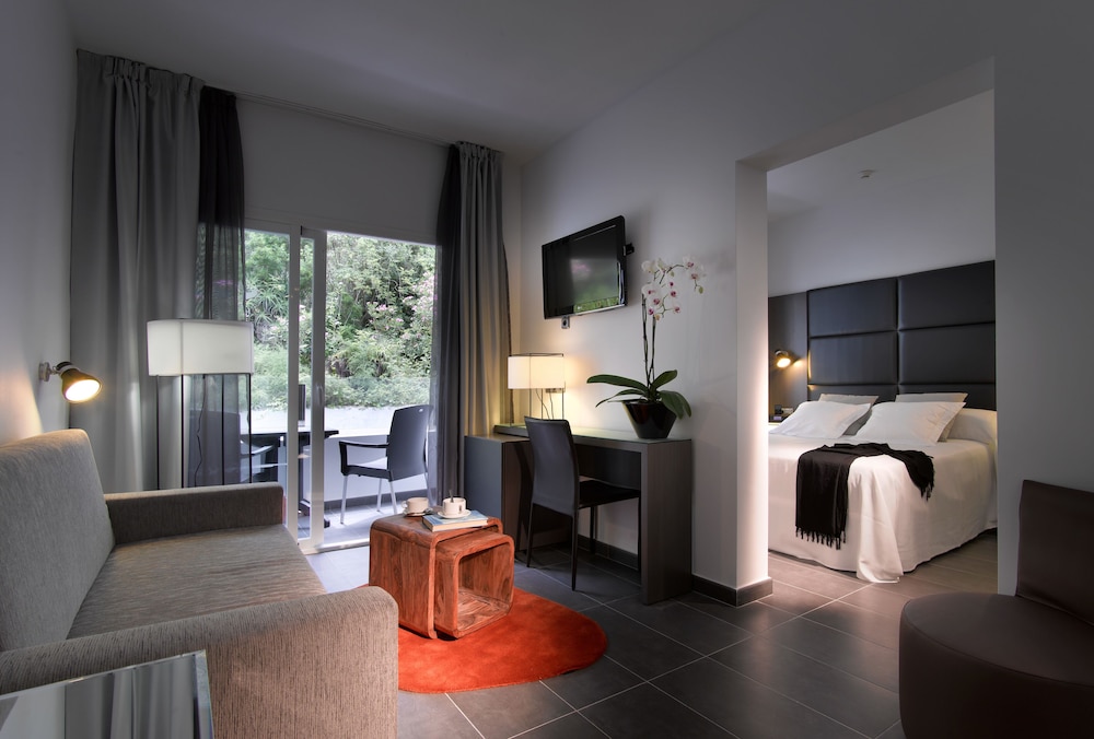 Suite - Photo 1