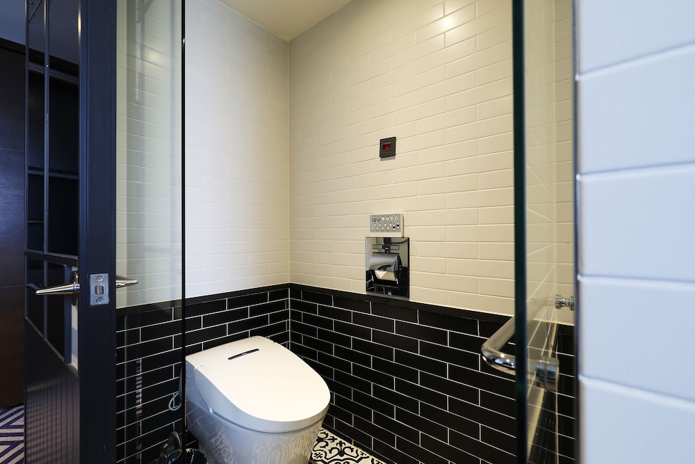 Premier Suite Room (Complimentary Pool Access for 2) - Photo 14