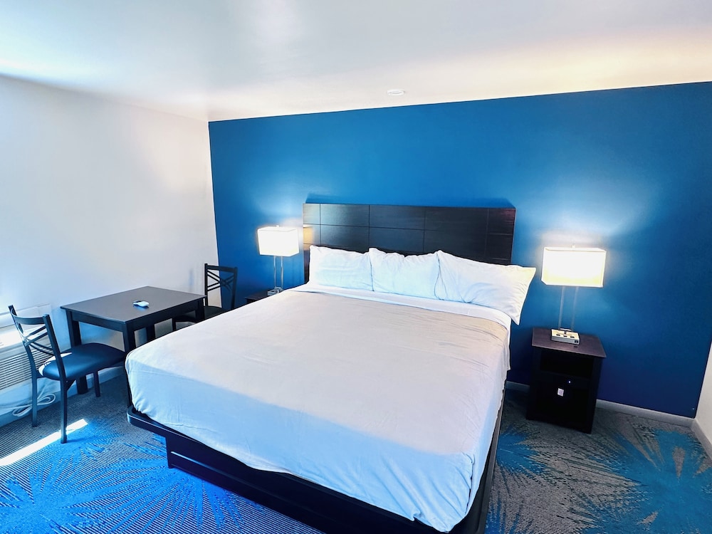 Basic Room, 1 King Bed, Non Smoking photo 2