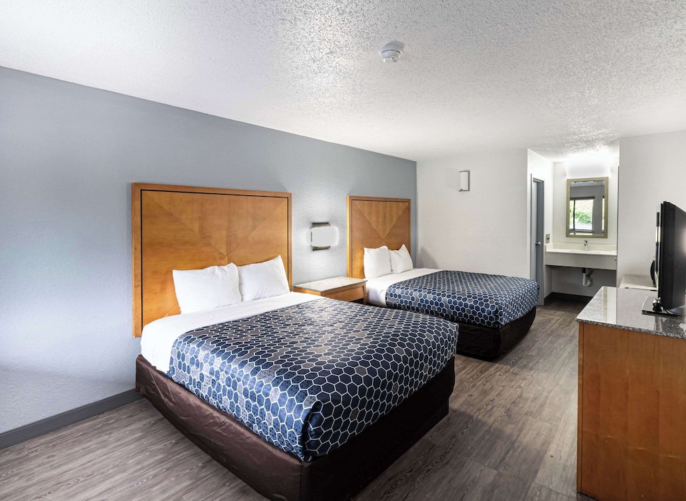 Standard Room, 2 Queen Beds, Non Smoking - Photo 1