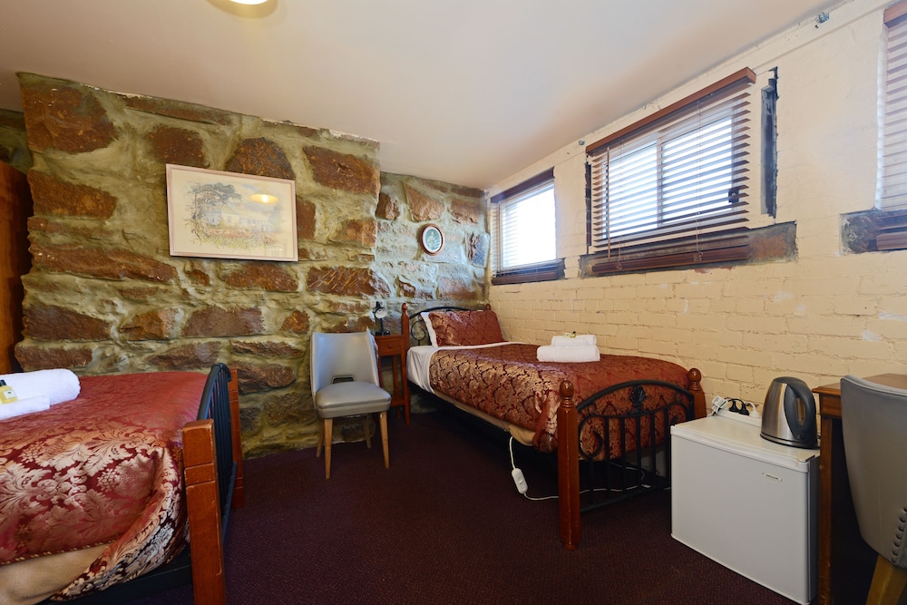 Standard Room, Non Smoking, Shared Bathroom (Groundfloor Twin Suite) photo 3