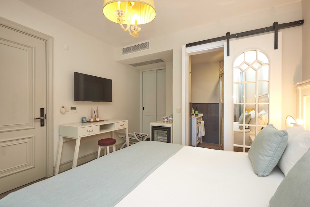 Deluxe Double Room - Photo 17