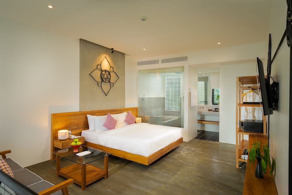 Penthouse Suite Pool View with Balcony