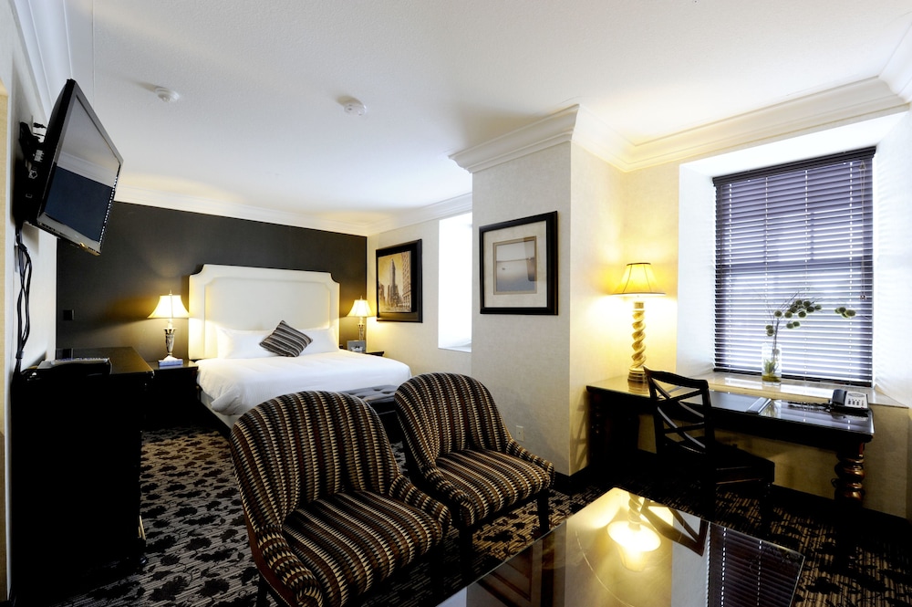 Suite, 1 King Bed with Sofa bed photo 3
