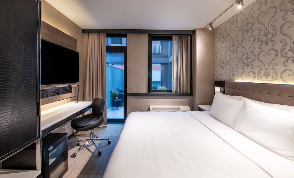 Premium Room, 1 King Bed, Balcony, City View