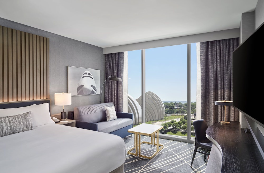 Premium Room, 1 King Bed - Photo 1