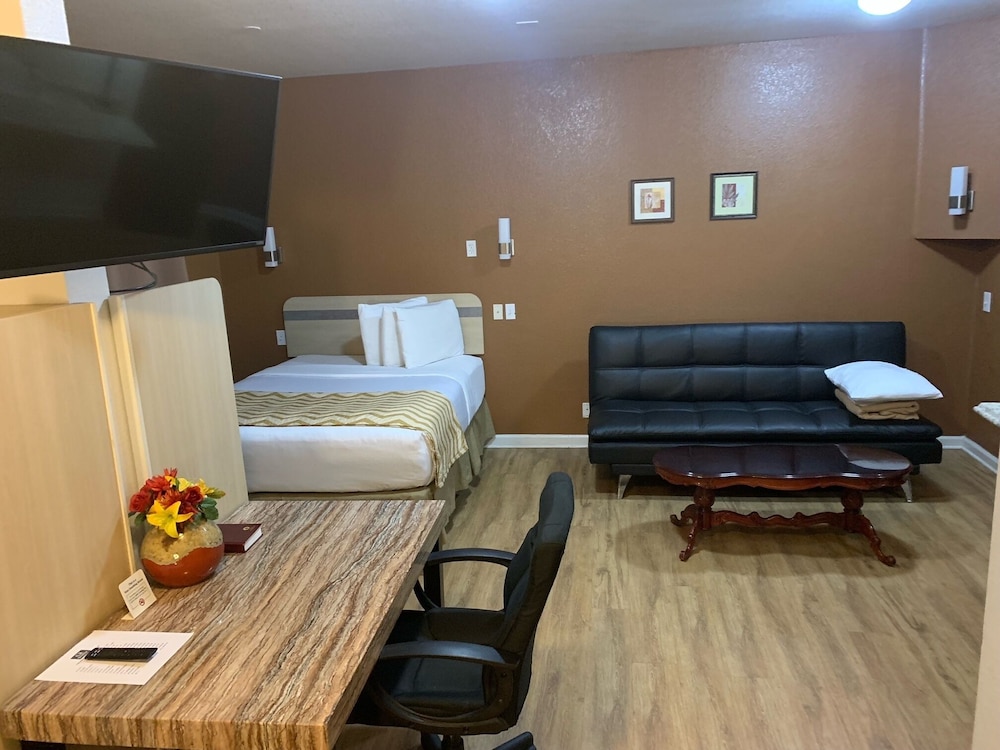 Standard Room, Multiple Beds, Non Smoking - Photo 2
