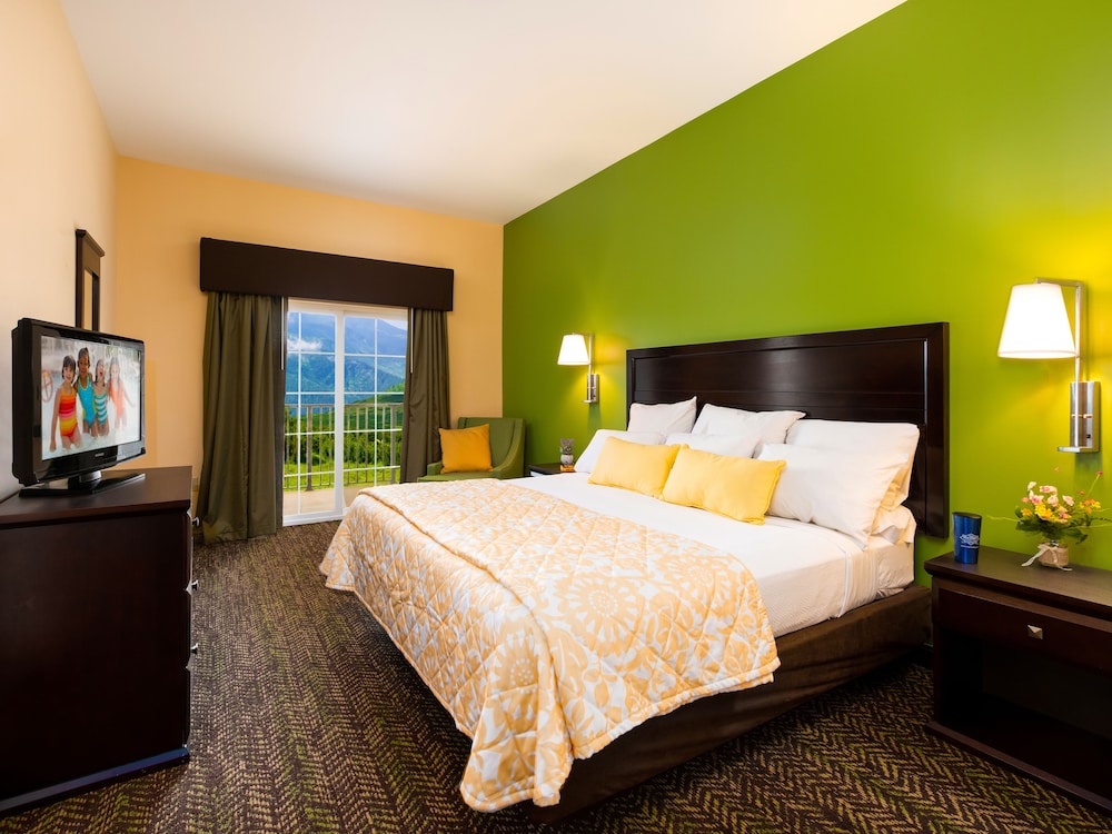 Classic Studio, 1 King Bed, Balcony - Photo 1