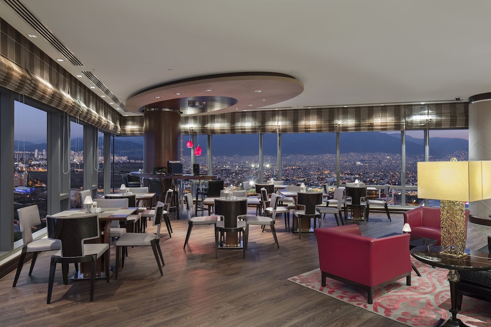 Executive Suite, 1 King Bed, Club Lounge Access thumbnail 5