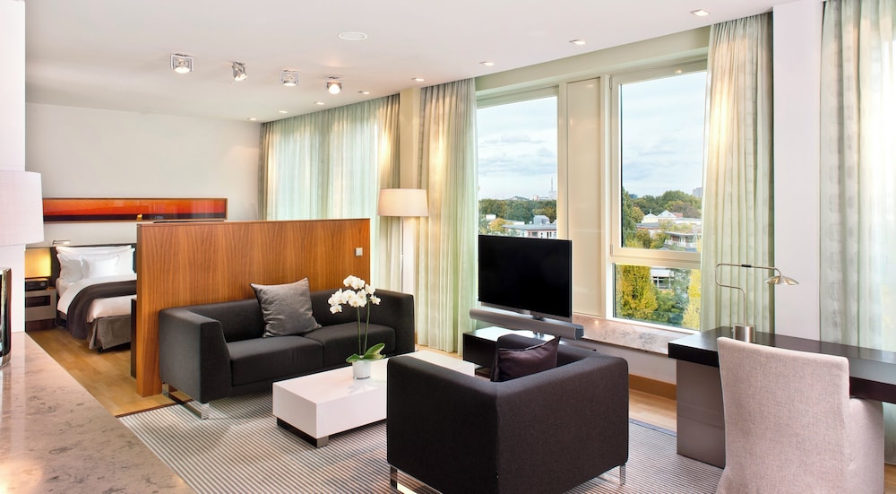 Suite, Corner