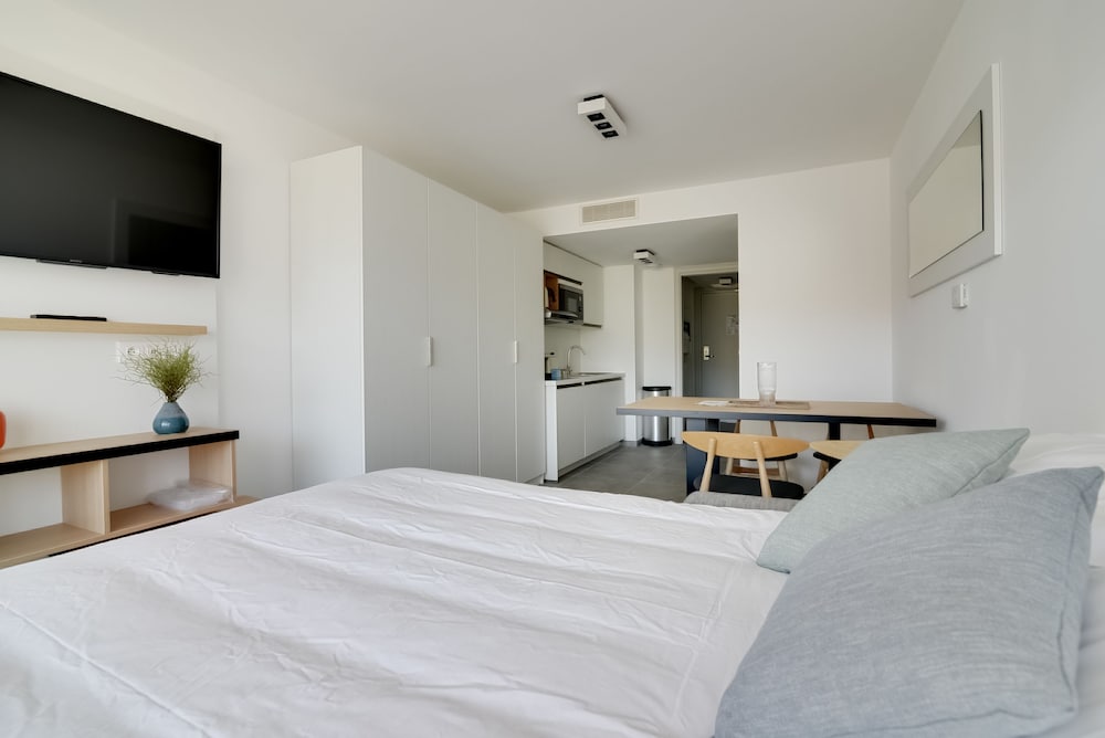 Standard Studio, Multiple Beds, Non Smoking photo 3