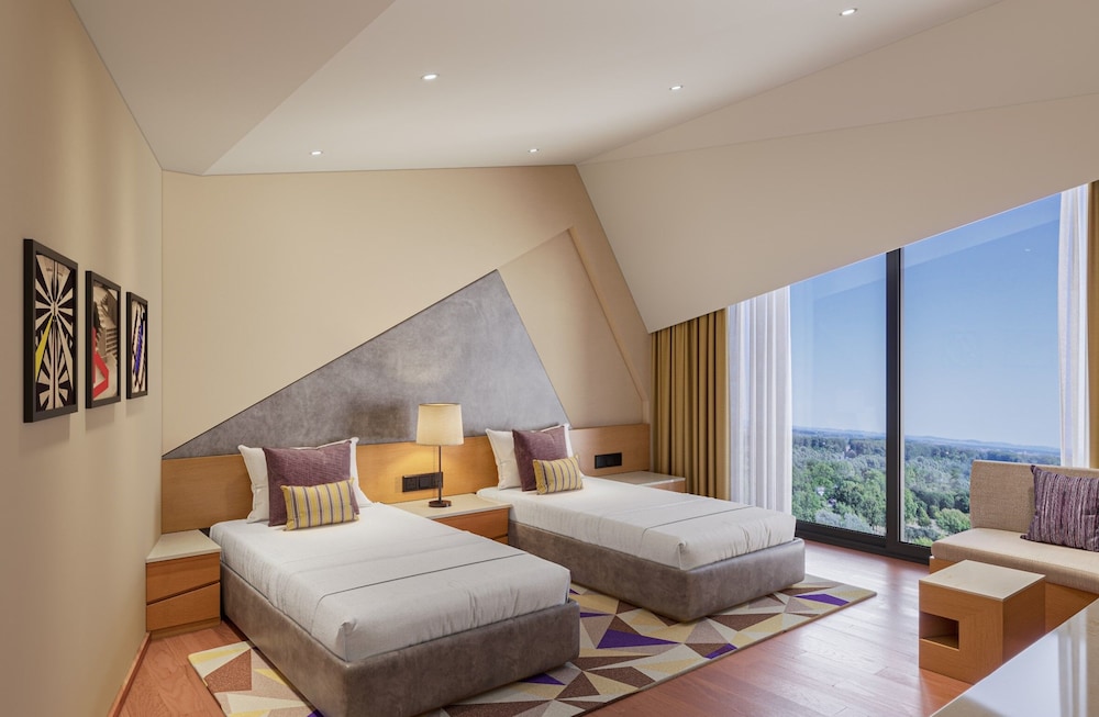 Deluxe Room, 2 Twin Beds (Airport View)