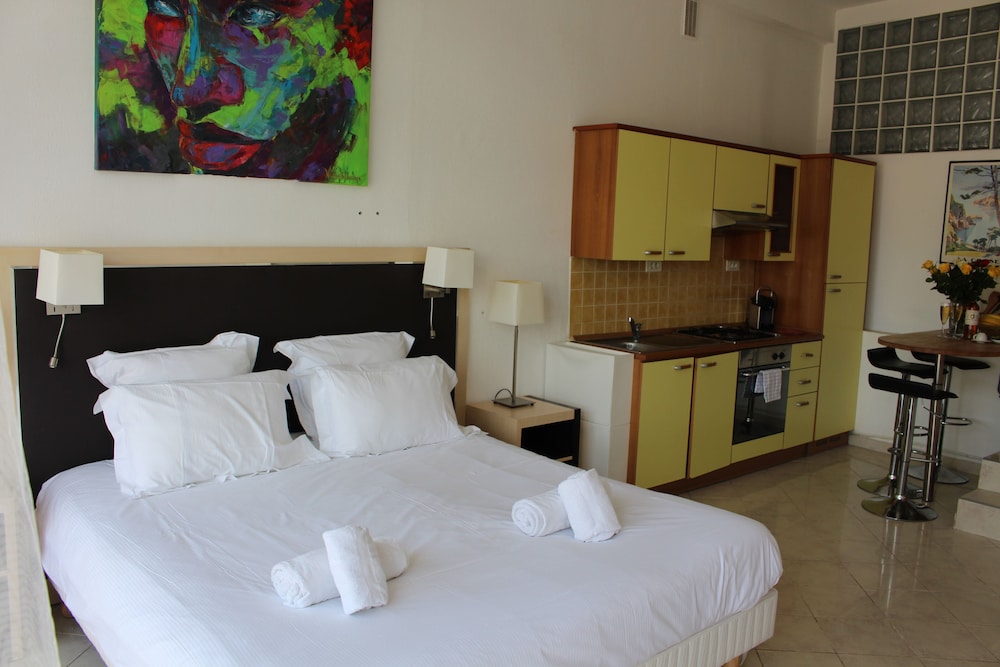 Comfort Suite, Pool Access, Ground Floor (No 28)