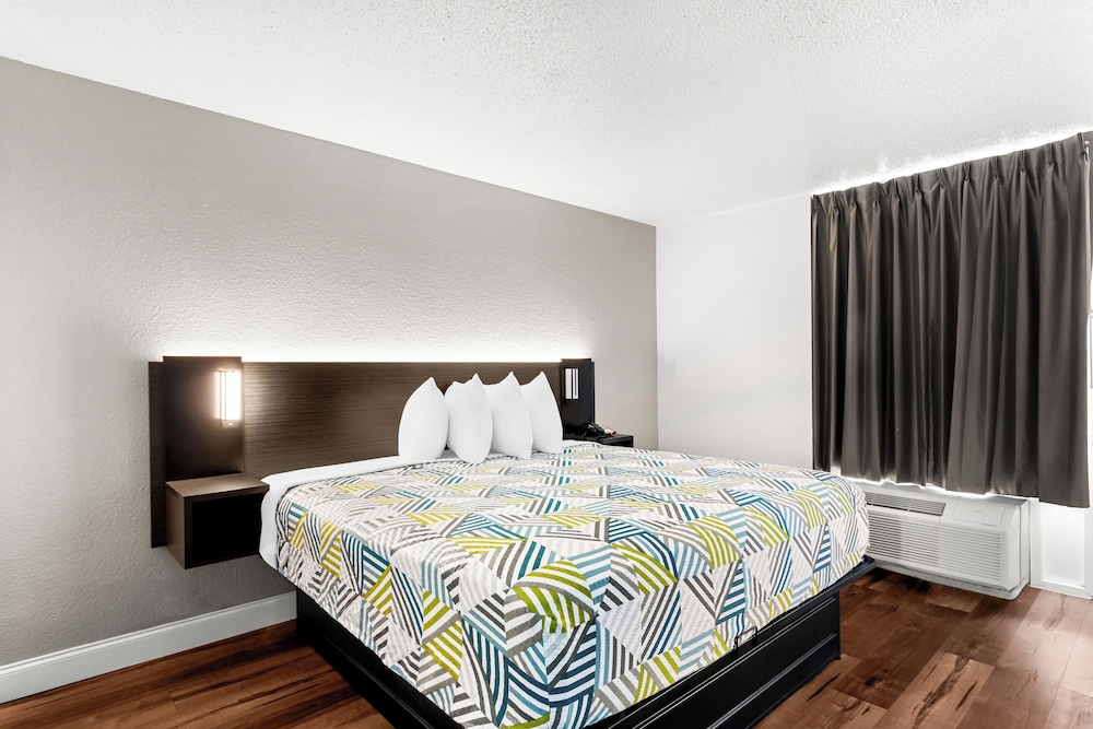 Deluxe Room, 1 King Bed, Non Smoking photo 1