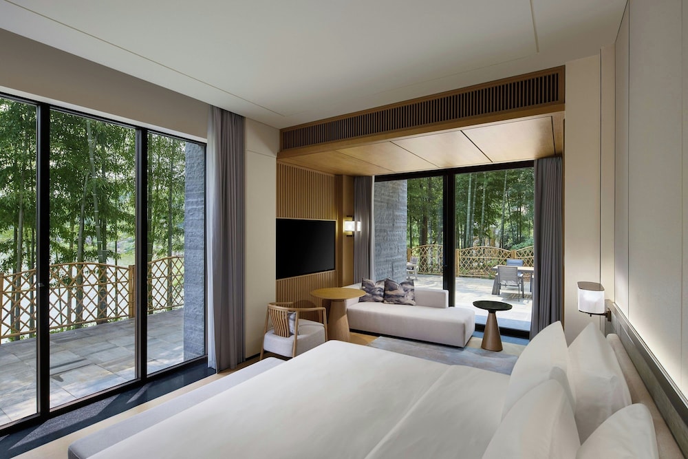 Suite, 1 King Bed with Sofa bed, Balcony, Lake View photo 3