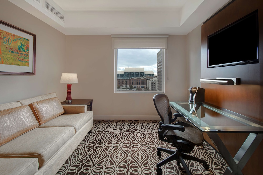 Suite, 1 King Bed, Non Smoking - Photo 3