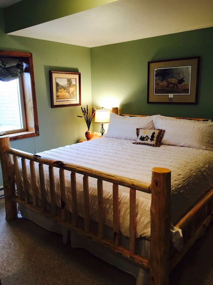 Deluxe Room, 1 King Bed photo 1