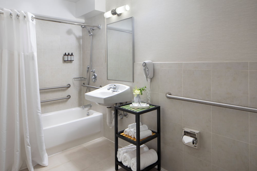 1 DBL Bed, Mobility/Hearing Impaired Access Room, Tub w/ Grab Bars, Non Smoking - Photo 2