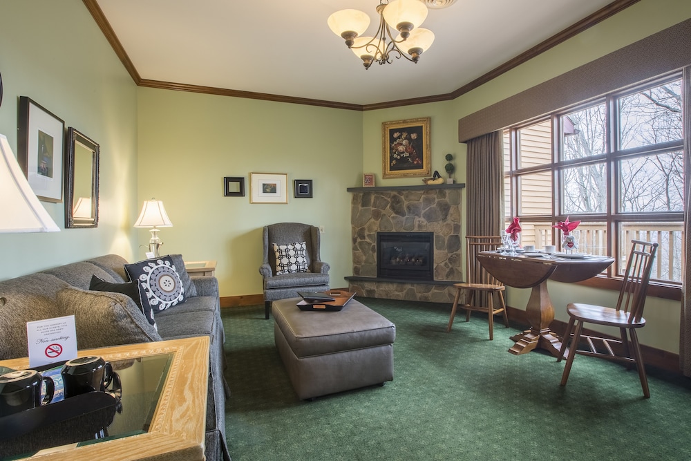 Ledgemere Suites 1 King, 1 Queen Sleeper with Full Bath