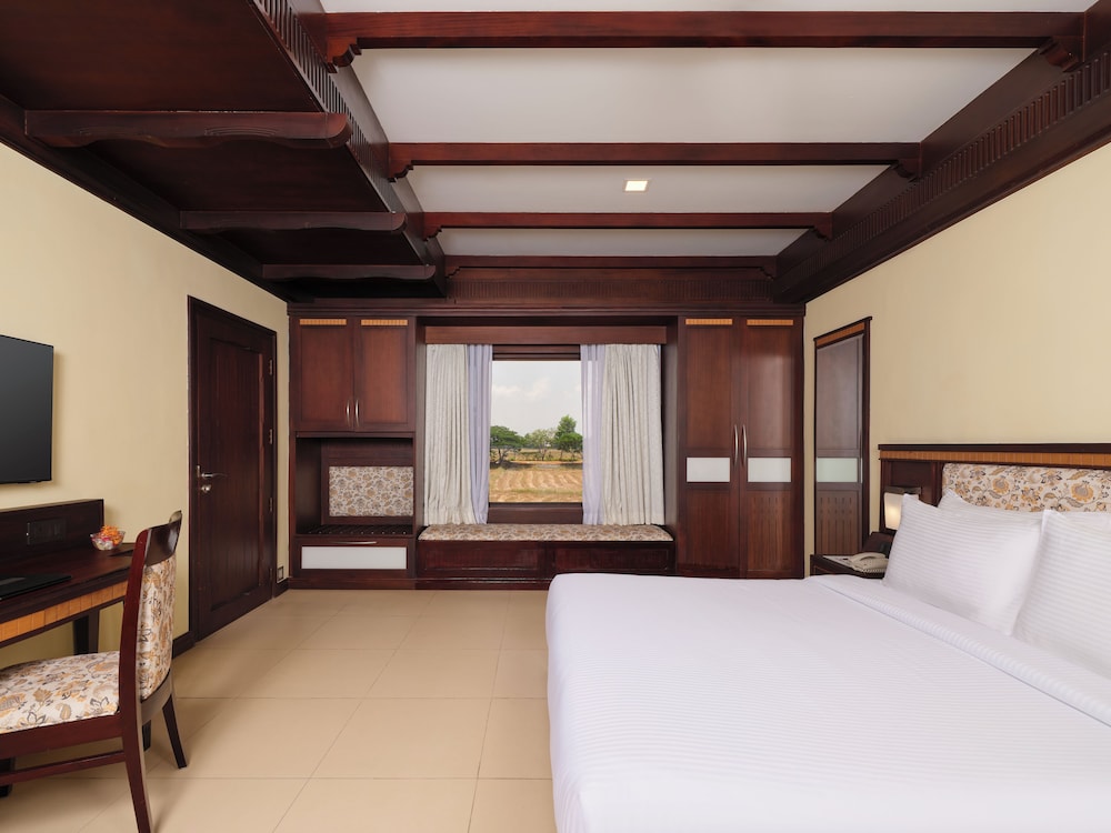 Lake View Suite with Balcony - Photo 3