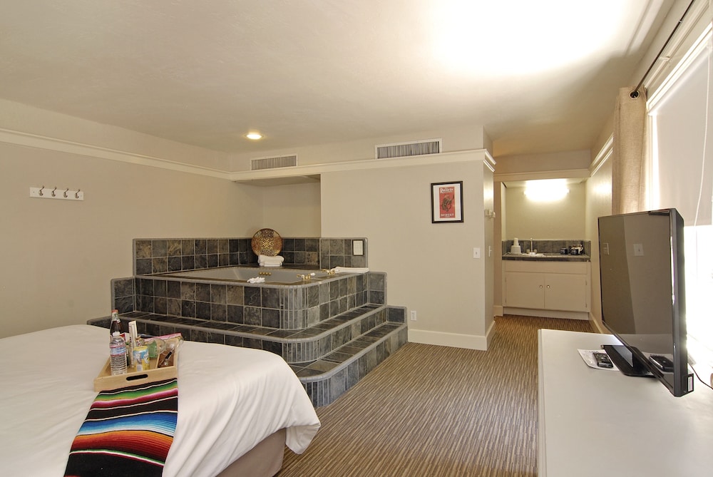 Suite, 1 King Bed, Jetted Tub photo 3
