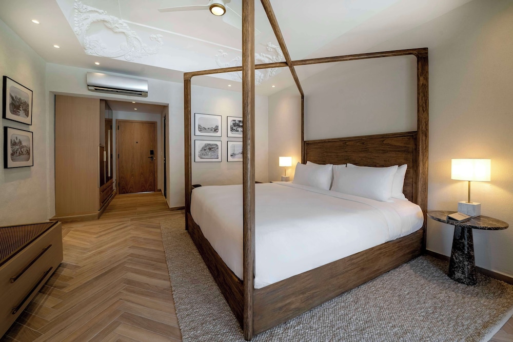 Deluxe Room, 1 King Bed, Mountain View photo 2