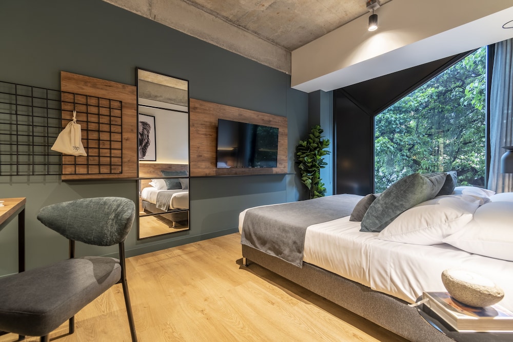 Room - Photo 9
