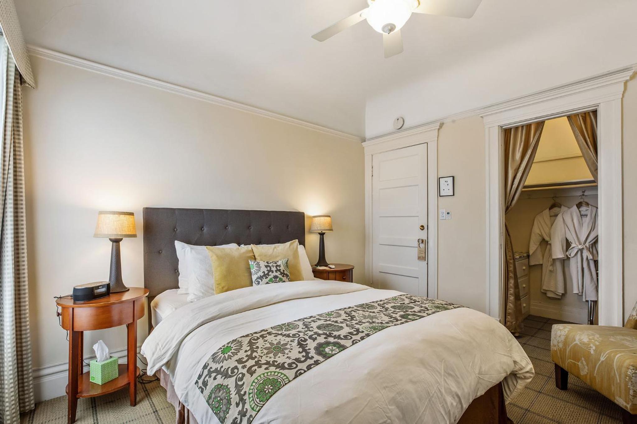 Economy Queen Room with Private Hall Bath photo 3