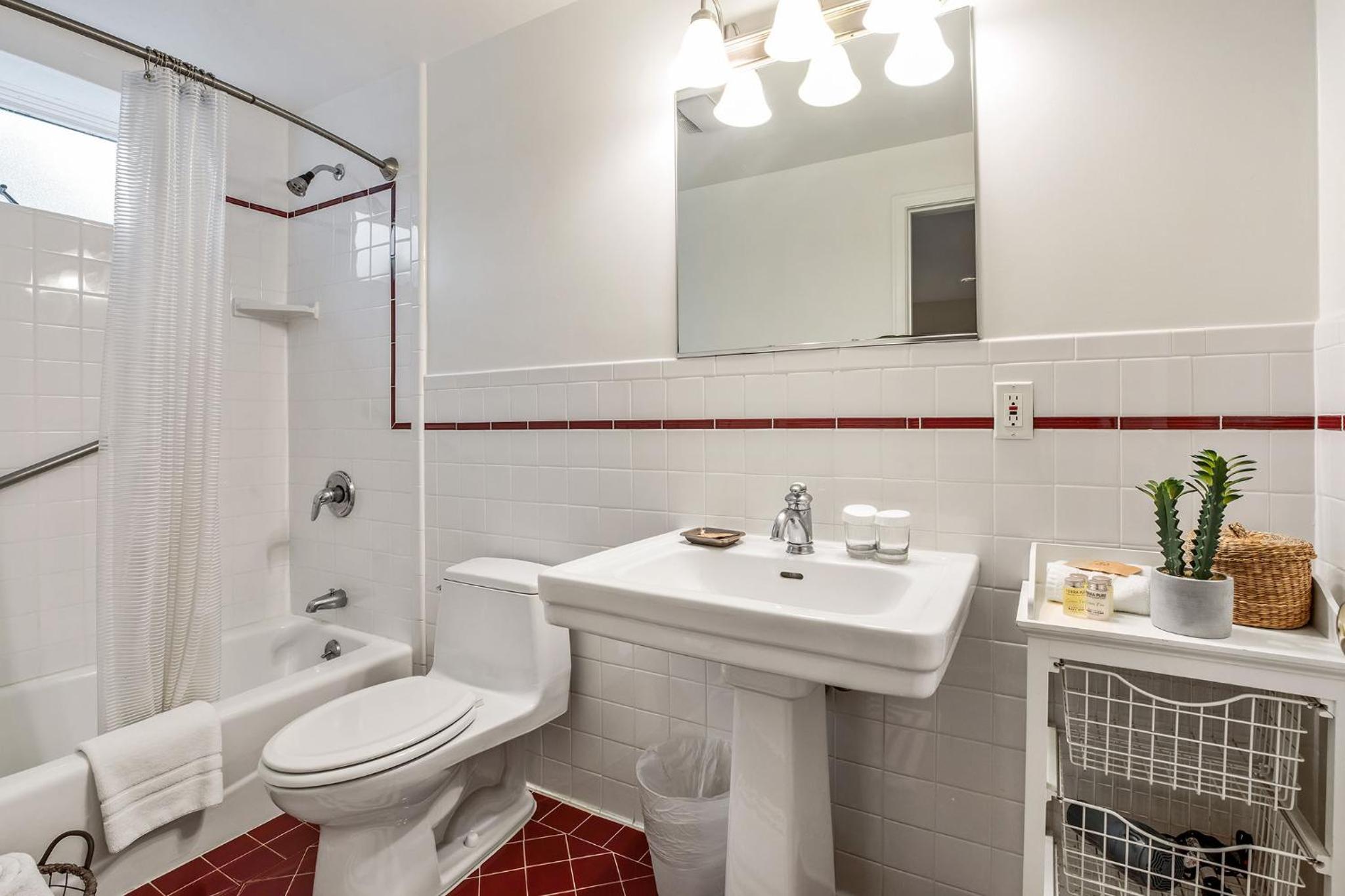 Economy Queen Room with Private Hall Bath photo 2