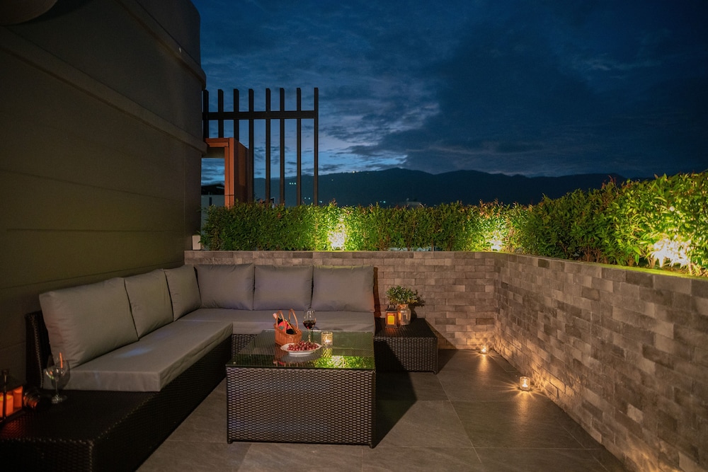 Honeymoon Suite with outdoor Jacuzzi - Photo 5