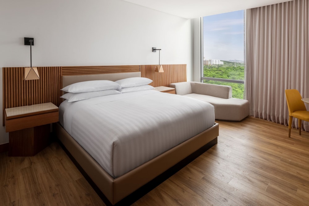 Club Room, 1 King Bed - Photo 5