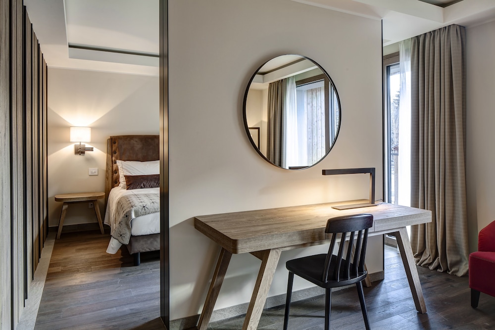 Superior Double or Twin Room, Balcony thumbnail 5