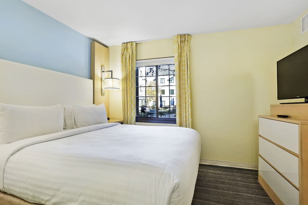 Suite, 2 Bedrooms, Kitchen (with Two King Beds) - Photo 5