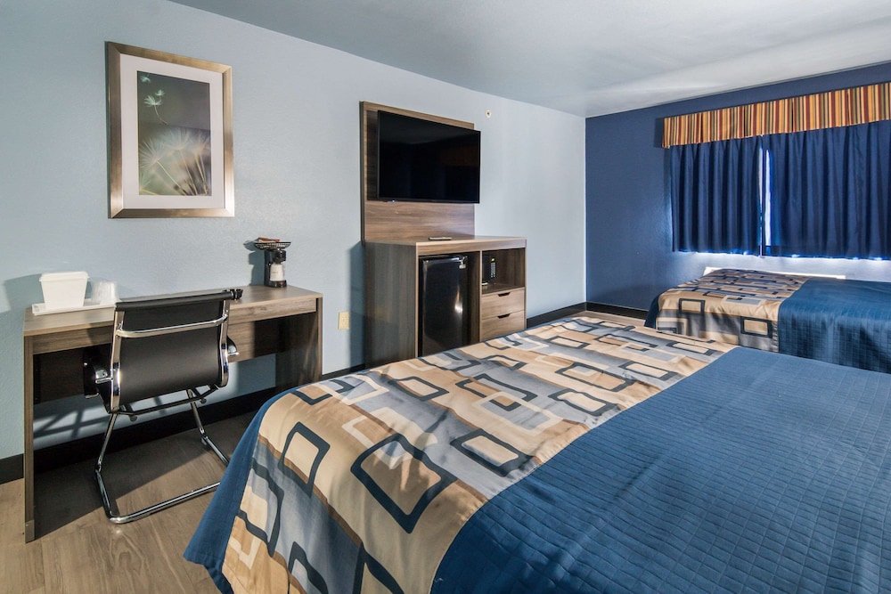 Room, 2 Queen Beds, Accessible, Smoking photo 2