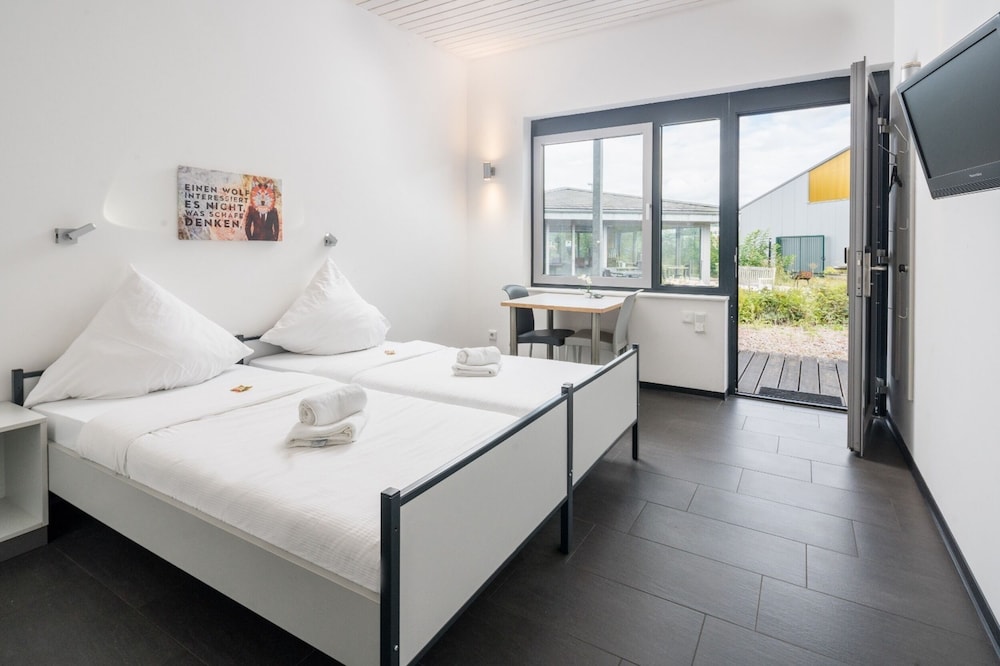 Junior Double Room, 2 Twin Beds, Non Smoking, Courtyard View photo 2