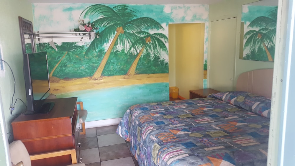 Basic Room, 1 Queen Bed photo 1