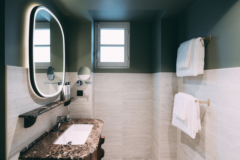 Deluxe Suite, Ensuite photo 3