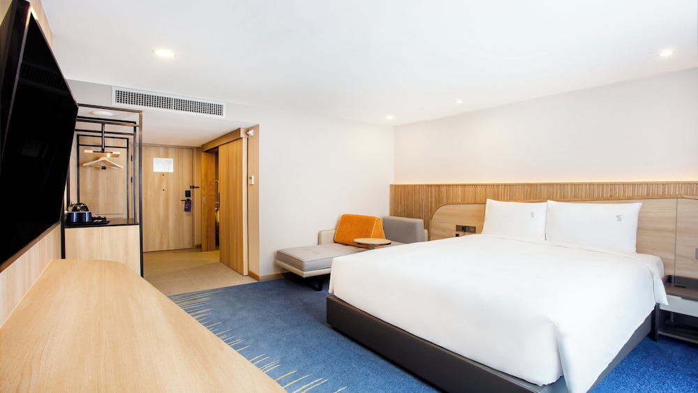 Standard Room, 1 Queen Bed, Accessible (Free Breakfast)