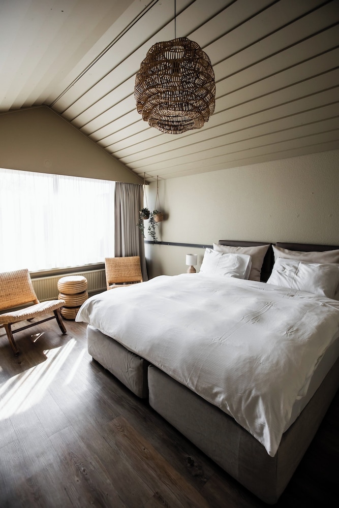 Standard Double or Twin Room with Hot Tub Access - Photo 8