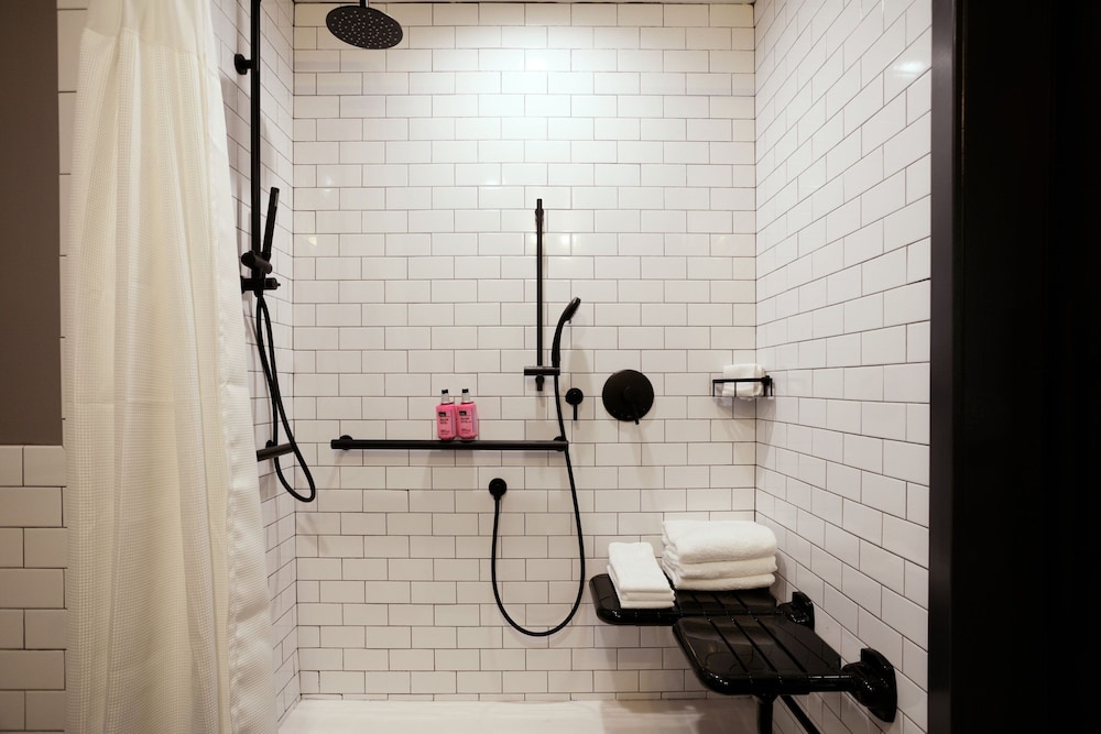 Room, 1 Queen Bed (Hearing Accessible) - Photo 4
