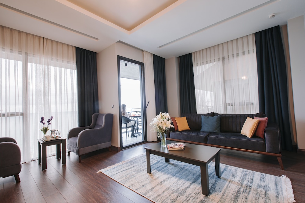 Executive Suite with Balcony and Sea View - Photo 1