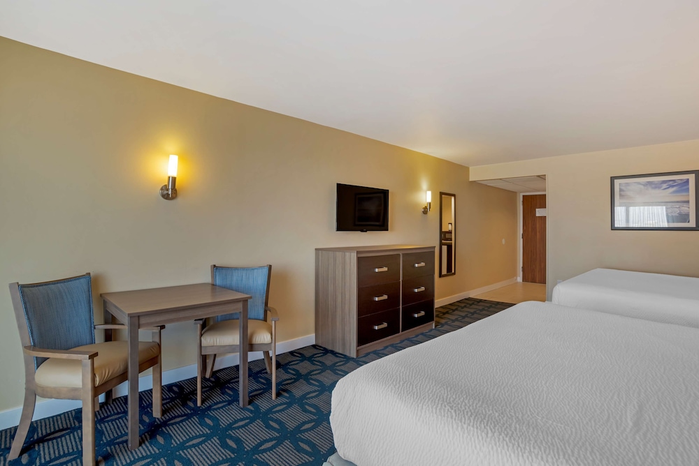 Standard Room, Multiple Beds, Non Smoking, Balcony (Shower Only) photo 3