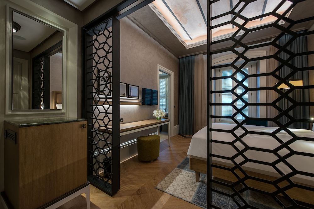 Superior Room, 1 Queen Bed (City Signature Room)