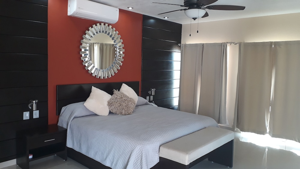 Honeymoon Suite, 1 King Bed, Hot Tub, Tower photo 2