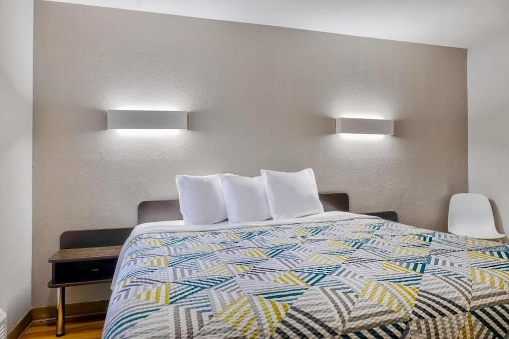 Standard Room, 1 King Bed, Non Smoking, Refrigerator & Microwave photo 3