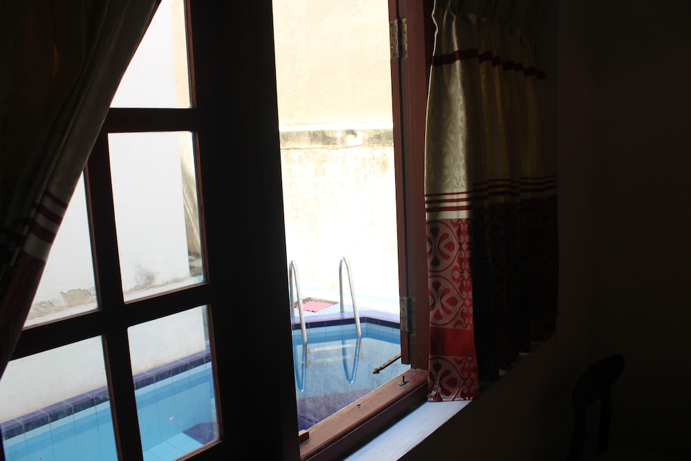 Deluxe Room, 1 Queen Bed, Kitchenette, Pool View photo 3