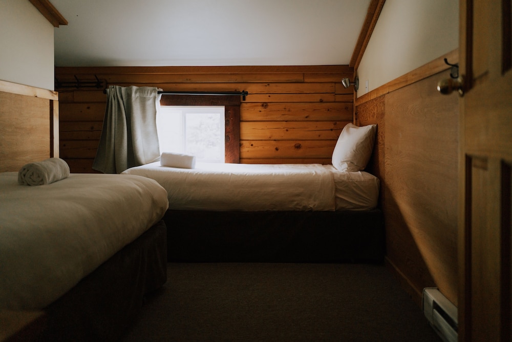 Grand Cabin, 6 Bedrooms, Kitchenette (Not Pet Friendly) photo 2