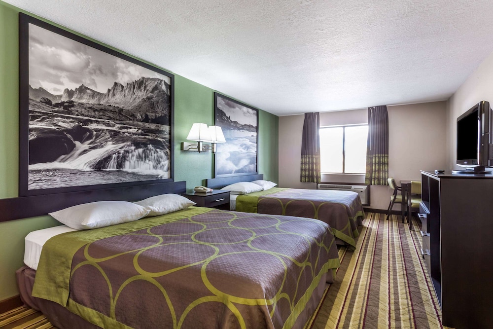 Room, 2 Queen Beds, Non Smoking, Microwave - Photo 1